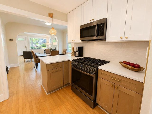 4937 N Hollywood AVENUE, Whitefish Bay, WI 53217