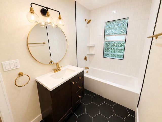 4937 N Hollywood AVENUE, Whitefish Bay, WI 53217
