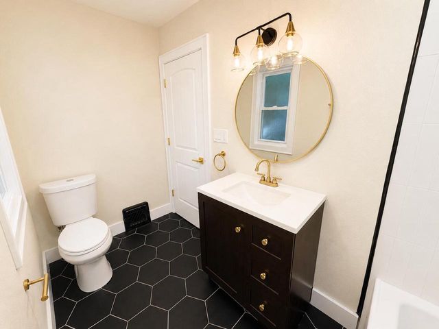 4937 N Hollywood AVENUE, Whitefish Bay, WI 53217