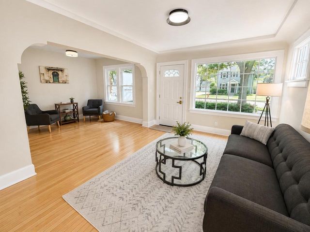 4937 N Hollywood AVENUE, Whitefish Bay, WI 53217
