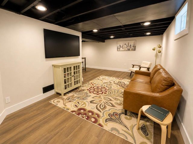 4937 N Hollywood AVENUE, Whitefish Bay, WI 53217