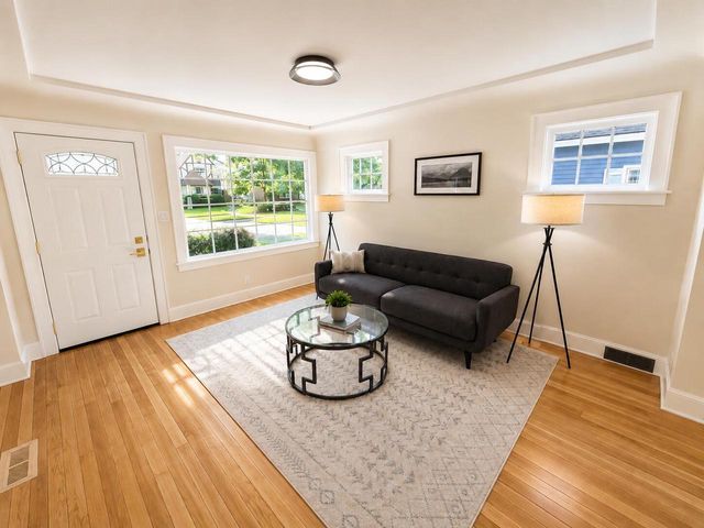 4937 N Hollywood AVENUE, Whitefish Bay, WI 53217