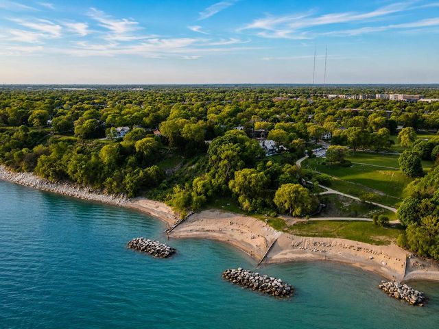 4937 N Hollywood AVENUE, Whitefish Bay, WI 53217