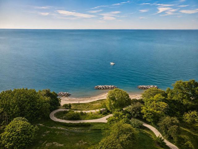 4937 N Hollywood AVENUE, Whitefish Bay, WI 53217