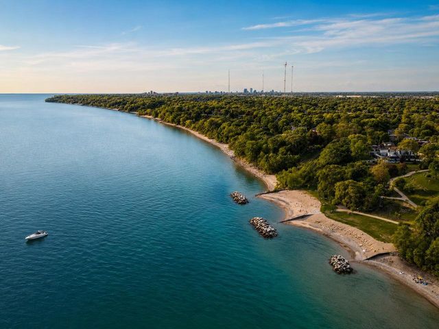 4937 N Hollywood AVENUE, Whitefish Bay, WI 53217