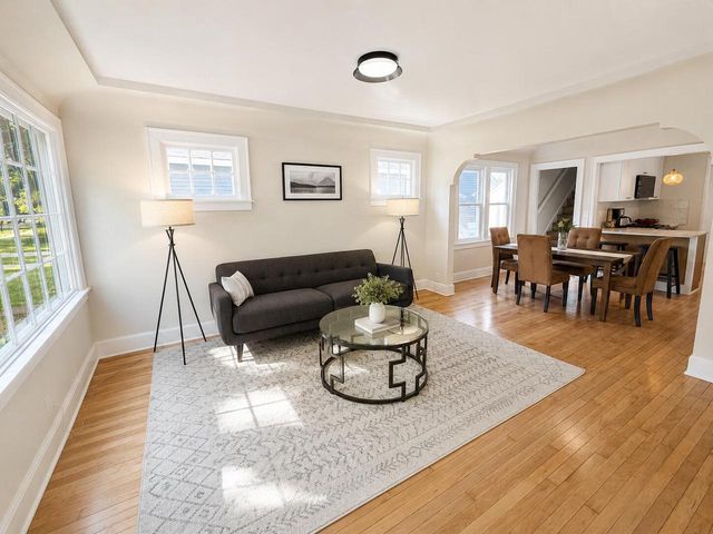 4937 N Hollywood AVENUE, Whitefish Bay, WI 53217