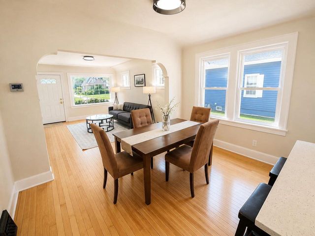 4937 N Hollywood AVENUE, Whitefish Bay, WI 53217