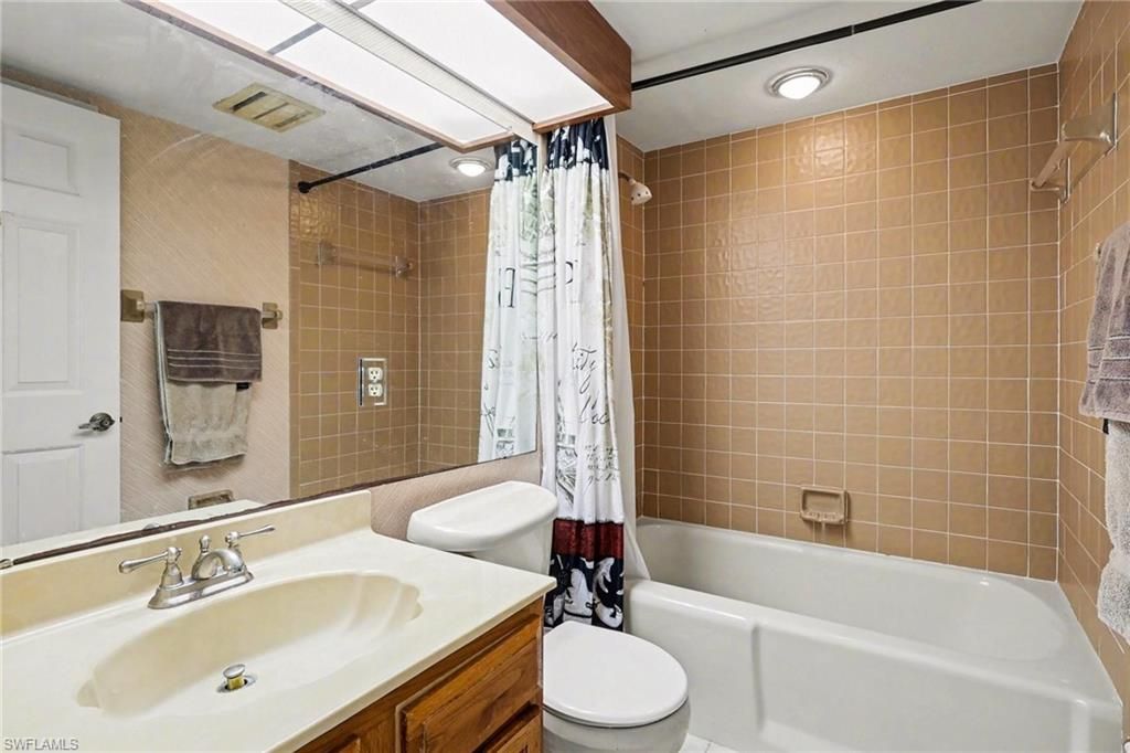 Image 10 of property listing at 4703 SE 17th PL 404, Cape Coral, FL 33904