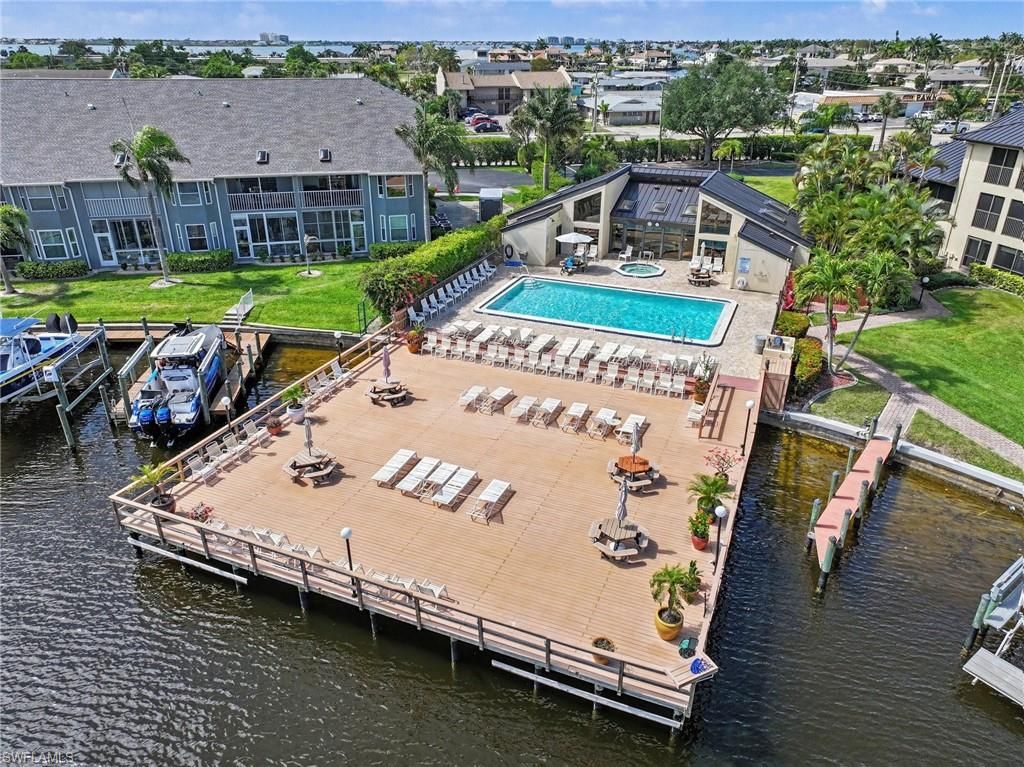 Image 14 of property listing at 4703 SE 17th PL 404, Cape Coral, FL 33904