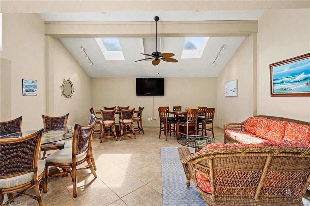 Image 15 of property listing at 4703 SE 17th PL 404, Cape Coral, FL 33904