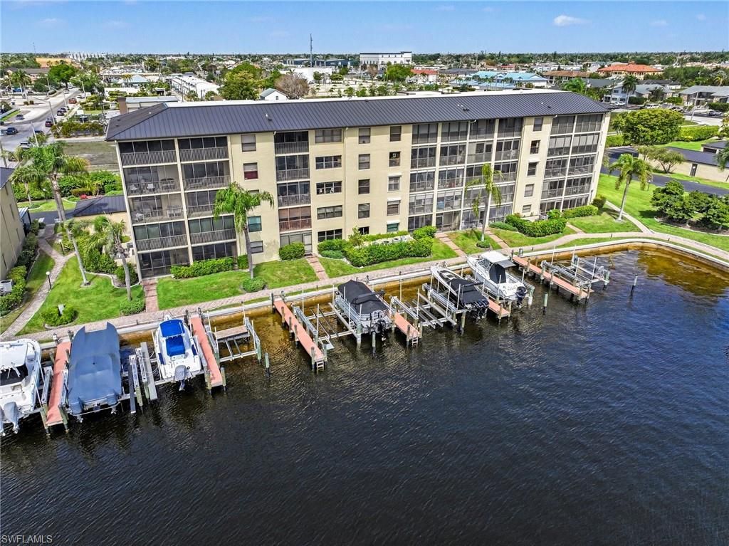 Image 17 of property listing at 4703 SE 17th PL 404, Cape Coral, FL 33904
