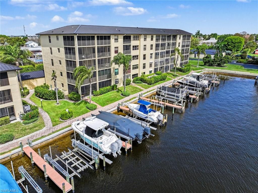 Image 18 of property listing at 4703 SE 17th PL 404, Cape Coral, FL 33904