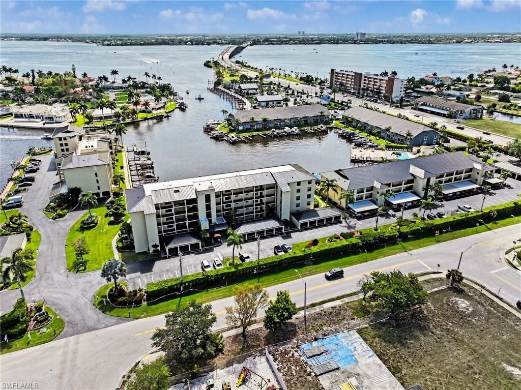 Image 20 of property listing at 4703 SE 17th PL 404, Cape Coral, FL 33904
