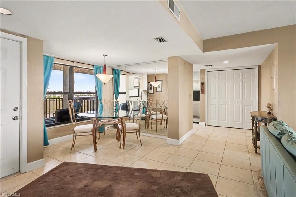 Image 3 of property listing at 4703 SE 17th PL 404, Cape Coral, FL 33904