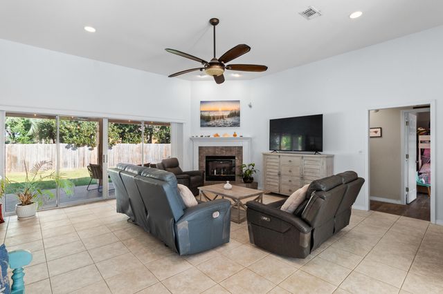 1908 Rue La Fountaine, Navarre, FL 32566