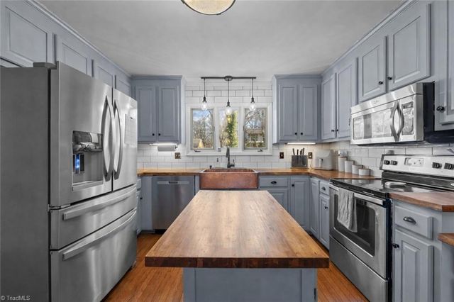 2009 Downing Street, Greensboro, NC 27410