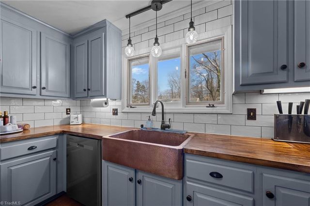 2009 Downing Street, Greensboro, NC 27410