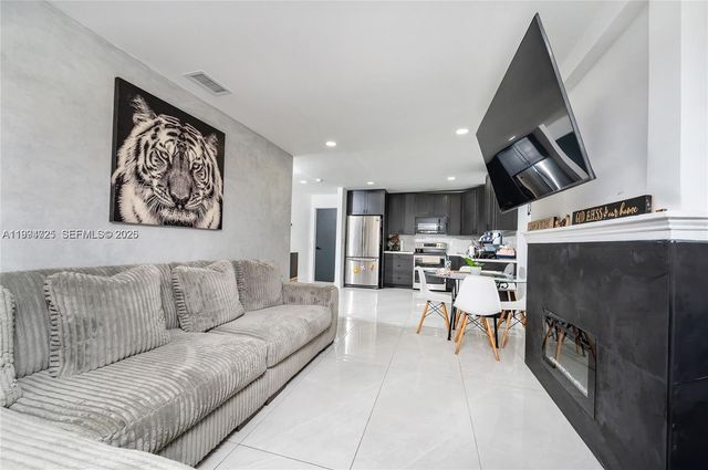 1946 NW 49th St, Miami, FL 33142