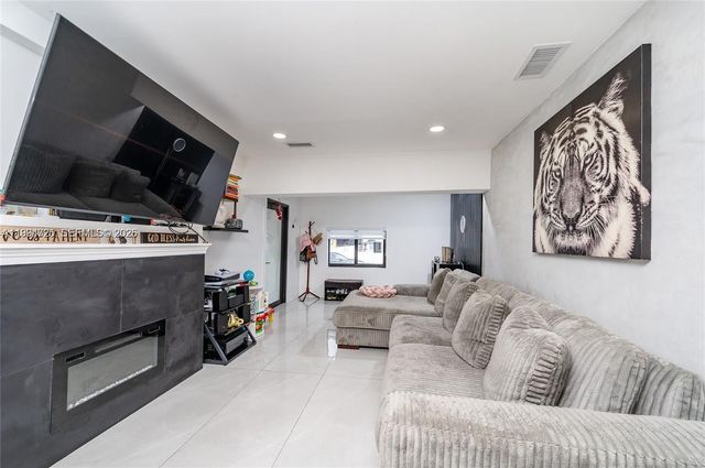 1946 NW 49th St, Miami, FL 33142