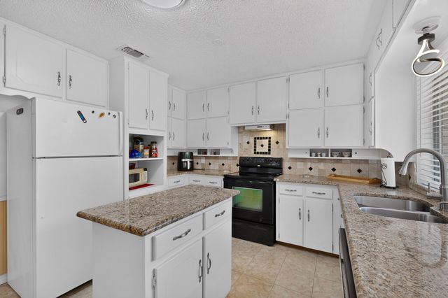 908 Hillside Court, Bedford, TX 76022