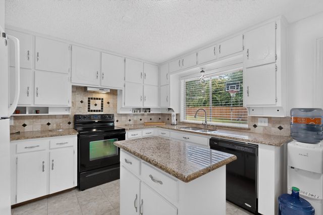 908 Hillside Court, Bedford, TX 76022