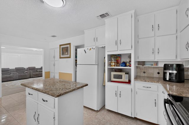 908 Hillside Court, Bedford, TX 76022