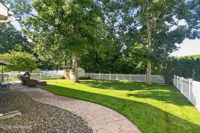 105 Hollow Oak Lane, Manahawkin, NJ 08050