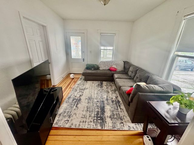 225 White St, Lowell, MA 01854
