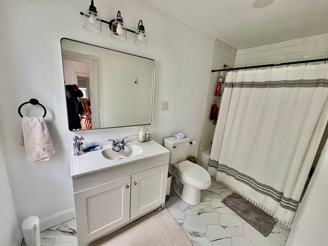 225 White St, Lowell, MA 01854