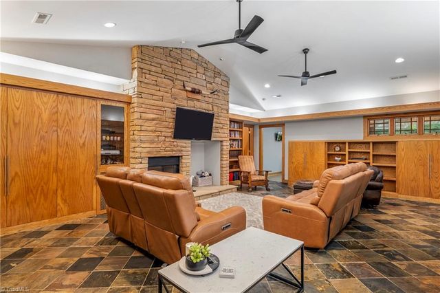381 Hunters Point, Lexington, NC 27295