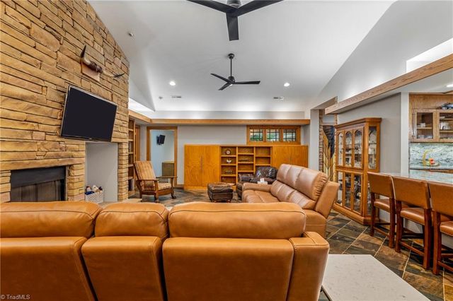 381 Hunters Point, Lexington, NC 27295