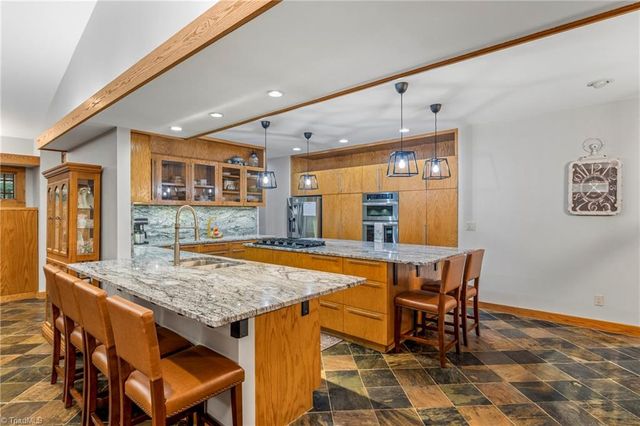 381 Hunters Point, Lexington, NC 27295