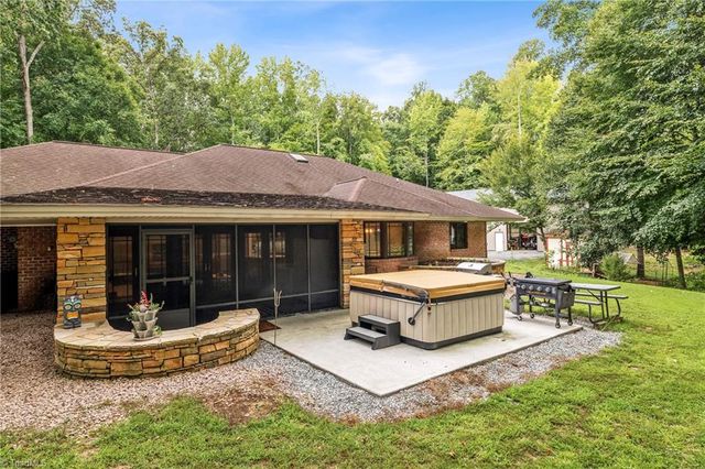 381 Hunters Point, Lexington, NC 27295