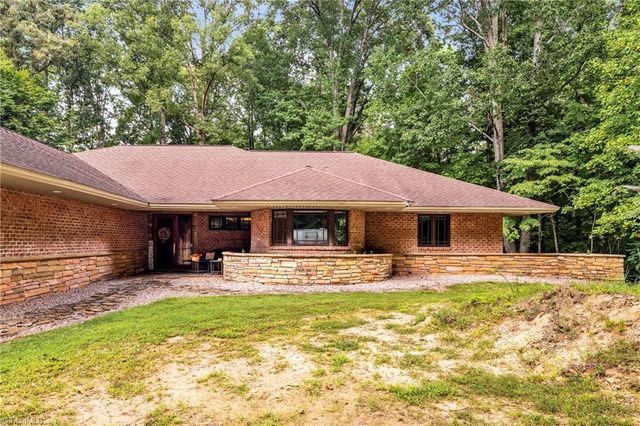 381 Hunters Point, Lexington, NC 27295