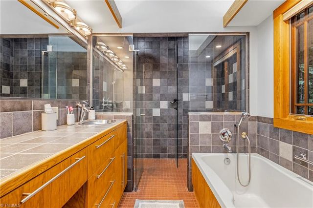 381 Hunters Point, Lexington, NC 27295