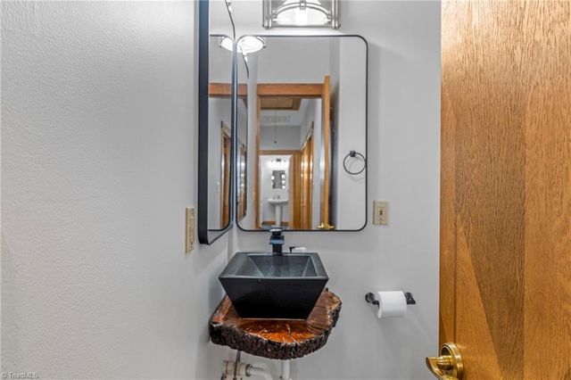 381 Hunters Point, Lexington, NC 27295