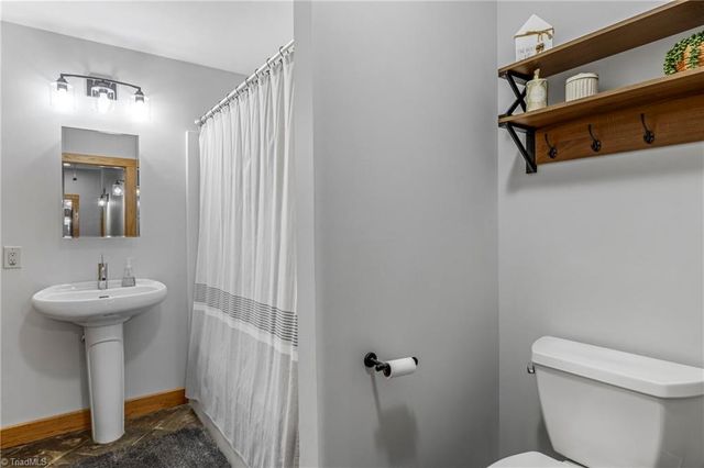 381 Hunters Point, Lexington, NC 27295
