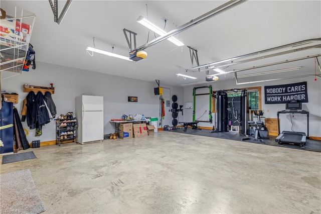 381 Hunters Point, Lexington, NC 27295