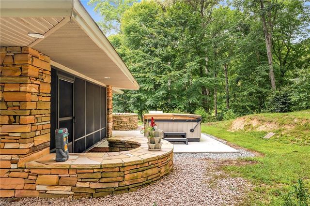 381 Hunters Point, Lexington, NC 27295