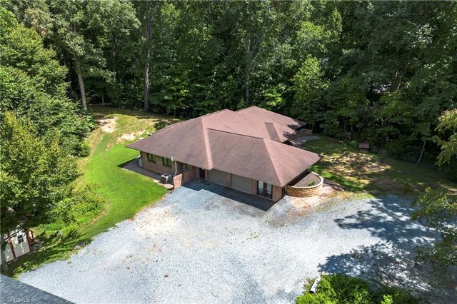 381 Hunters Point, Lexington, NC 27295