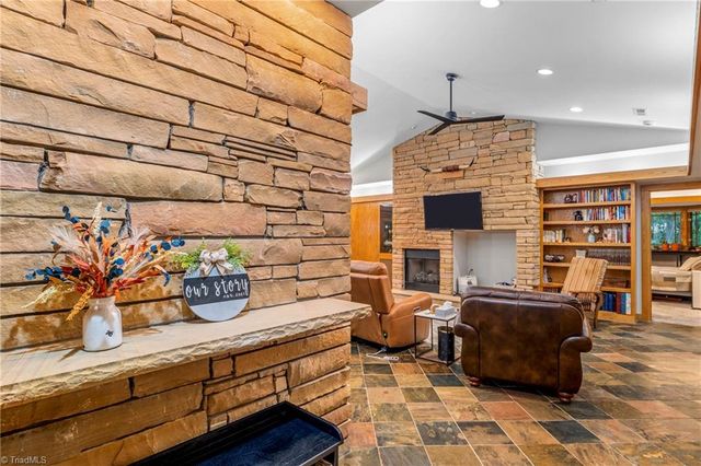 381 Hunters Point, Lexington, NC 27295