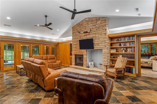 381 Hunters Point, Lexington, NC 27295