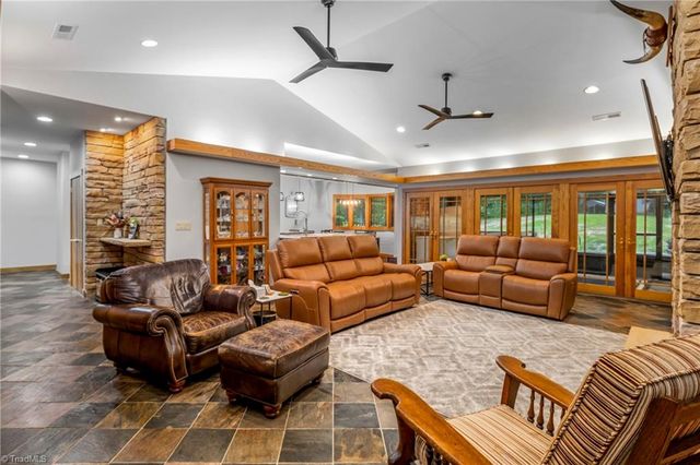 381 Hunters Point, Lexington, NC 27295