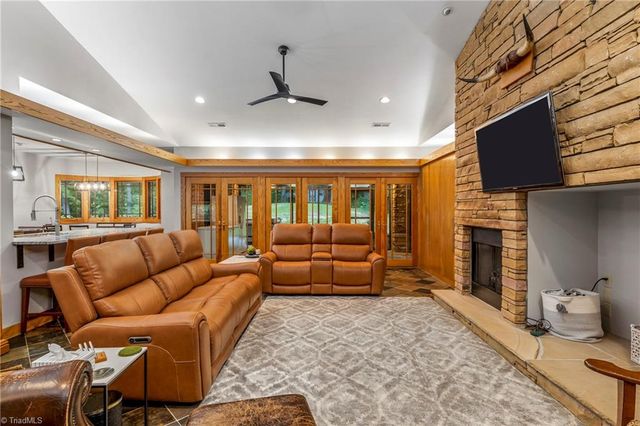 381 Hunters Point, Lexington, NC 27295