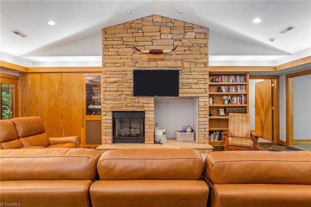 381 Hunters Point, Lexington, NC 27295