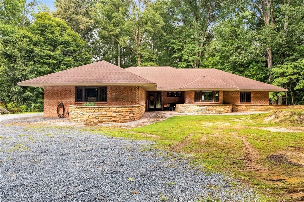 381 Hunters Point, Lexington, NC 27295
