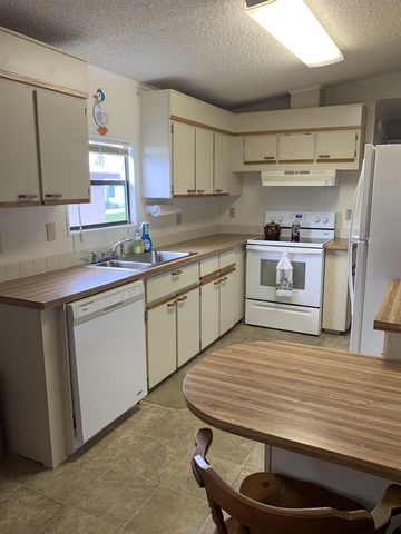 8 SE Hernando Lane, Port St. Lucie, FL 34952