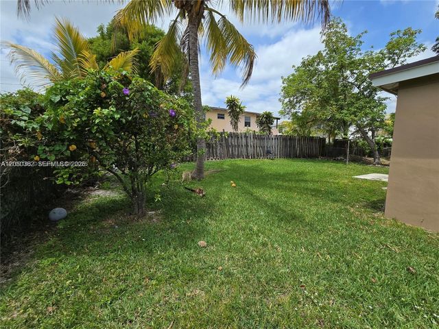 724 SW 7th Ter 1-2, Hallandale Beach, FL 33009