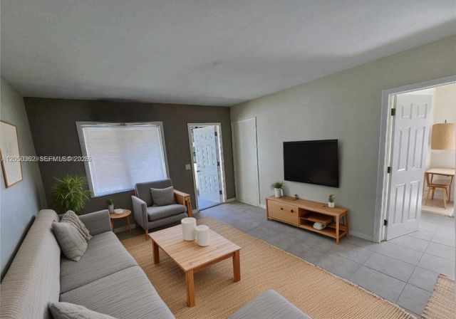724 SW 7th Ter 1-2, Hallandale Beach, FL 33009