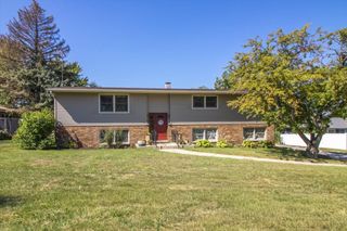 1667 S Raddant Road, Batavia, IL 60510